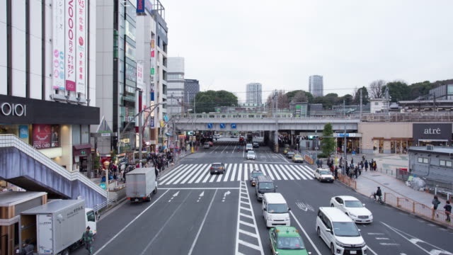 Zeitraffer-der-Fußgänger-überqueren-am-Bahnhof-Ueno-Tokio