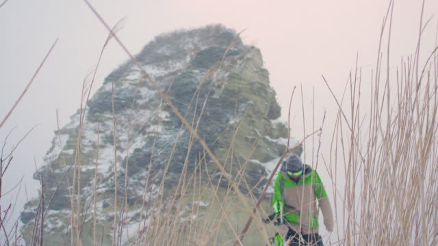 Wandern-in-der-Nähe-von-großen-Rocky-Mountains-in-den-verschneiten-Wetter-Snowboarder
