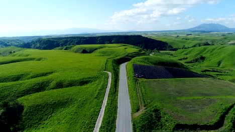 Landschaft-des-Aso-in-Japan