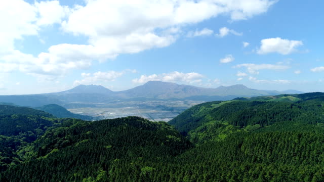 Landschaft-des-Aso-in-Japan