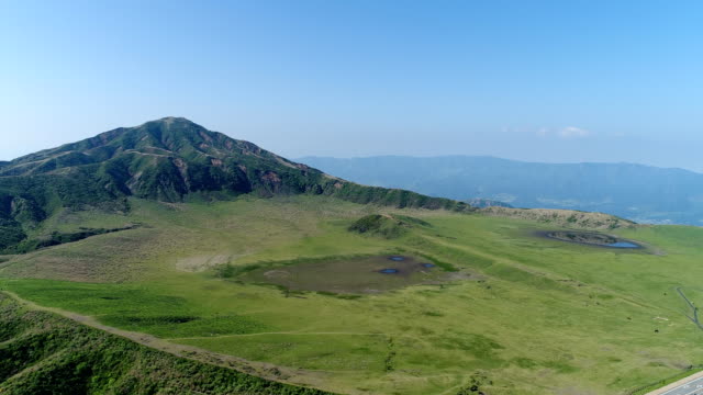 Landschaft-des-Aso-in-Japan