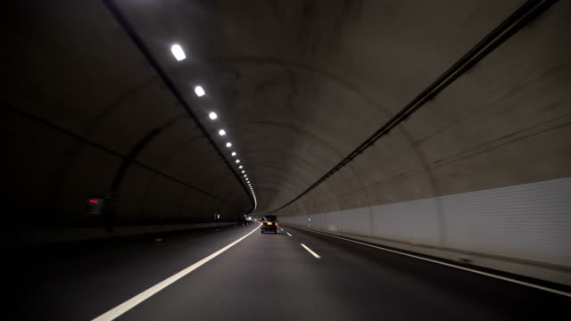 in-den-dunklen-Tunnel-fahren