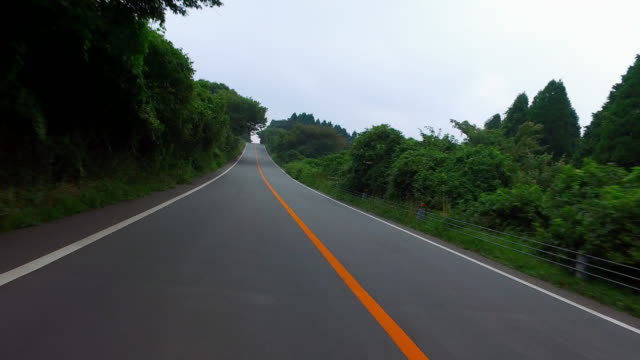 Conducir-una-carretera-vacía-a-la-montaña-del-volcán-Aso-en-la-Prefectura-de-Kumamoto,-Japón