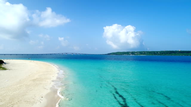 die-wunderschöne-Seenlandschaft-auf-Okinawa-in-Japan