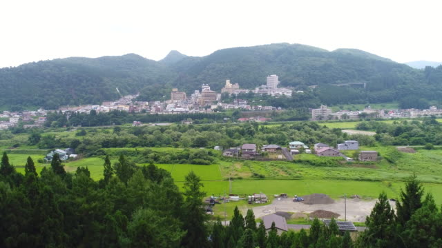 Drayne-Luftaufnahmen-von-Naruko-Onsen-und-Reis-Felder-in-Osaki,-Miyagi-Präfektur,-Japan-im-Sommer-2017