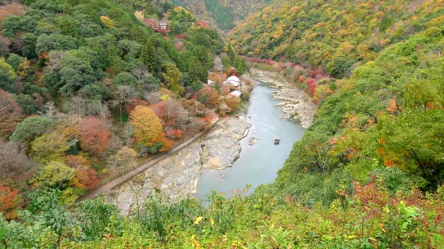 Luftaufnahme-von-Katsura-Fluss-im-Herbst-aus-Kyoto-Japan-Arashiyama-Sicht
