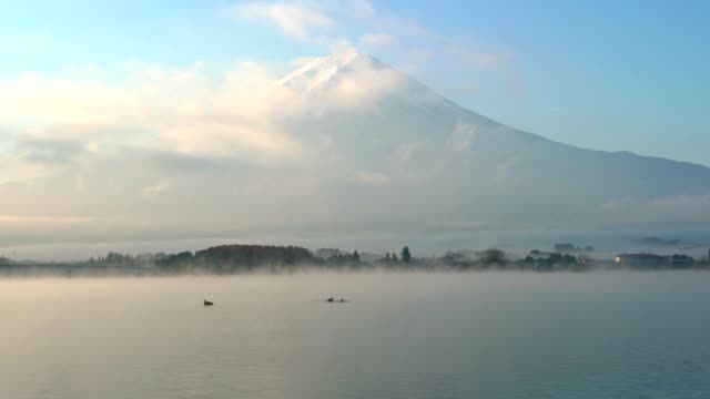 Berg-Fuji-und-Kawaguchiko-See-mit-Morgennebel-in-Herbstsaison