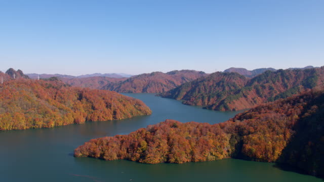 Antena---montaña-de-otoño-vista-desde-el-cielo-sobre-el-lago