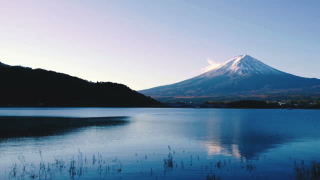 Monte-Fuji-en-Japón,-vista-desde-el-lago-Kawaguchiko