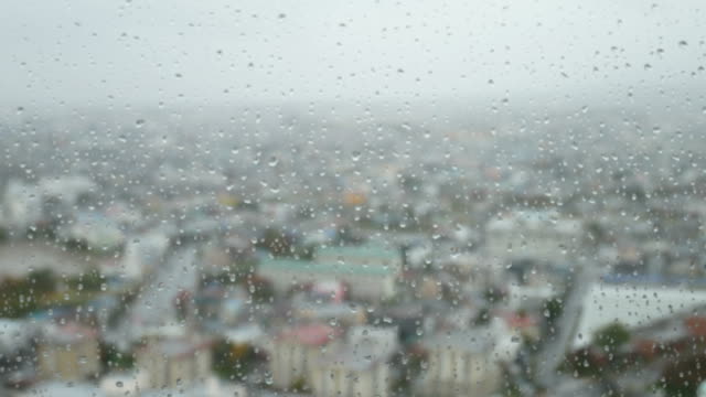 Abstracta-fondo-blur:-gota-de-lluvia-sobre-la-ventana