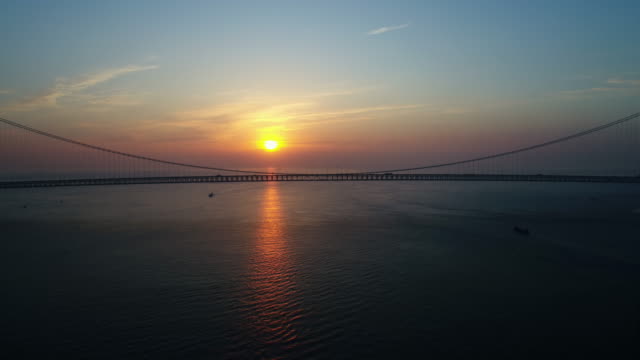 Aerial-Timelapse---Morgensonne-und-Akashi-Kaikyo-Brücke