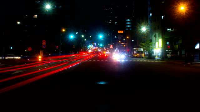 Nightlapse-junto-a-la-Avenida-Yasukuni-en-Nakano-gran-tiro