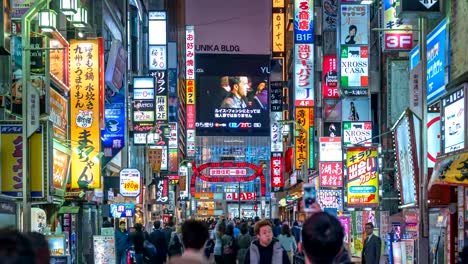 Nacht-Zeitraffer-von-Touristen-zu-Fuß-in-der-Straße-Kabukicho,-Shinjuku,-Tokio,-Japan-4K-Zeitraffer