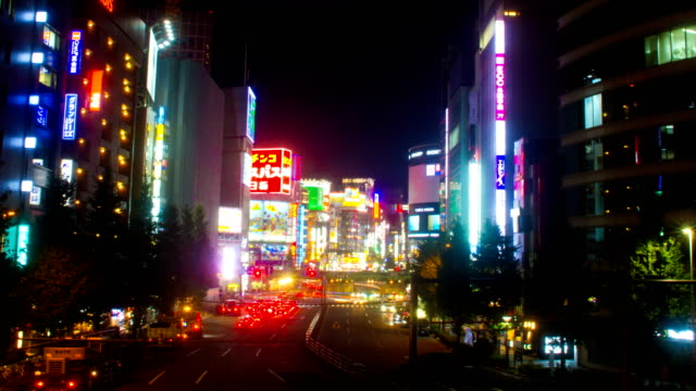 Noche-lapso-4K-en-la-Avenida-yasukuni-de-Shinjuku-amplia-tiro-alejar