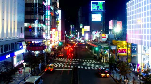 Alejar-el-lapso-4K-de-noche-cerca-de-Odakyu-Bldg.-en-lado-del-oeste-de-Shinjuku