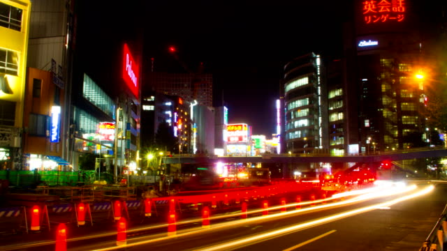 En-construcción-lapso-de-noche-en-Shinjuku-obturador-lento-zoom