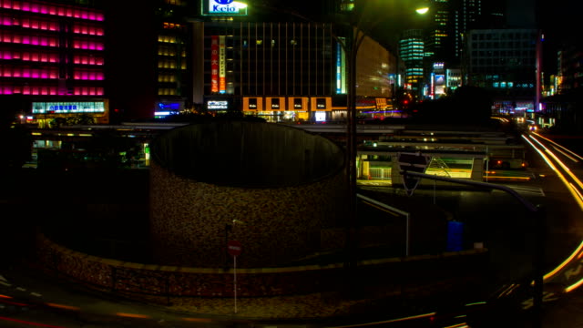 Night-lapse-4K-at-shinjuku-bus-rotary-slow-shutter-wide-shot-zoom-out