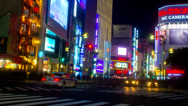 Nacht-Zeitraffer-4K-bei-Shinjuku-Street-breit-erschossen-Zoom-in