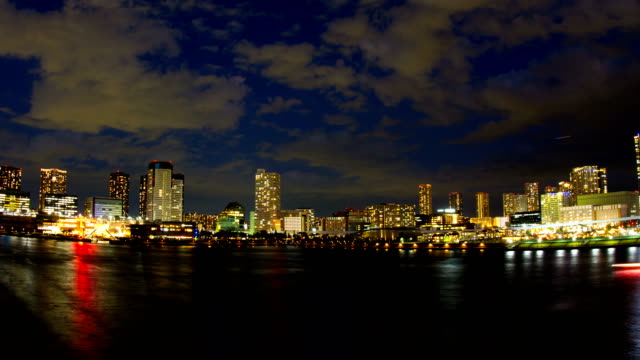 Noche-olvido-4K-junto-a-la-bahía-de-Tokio-ancho-tiro-zoom-en