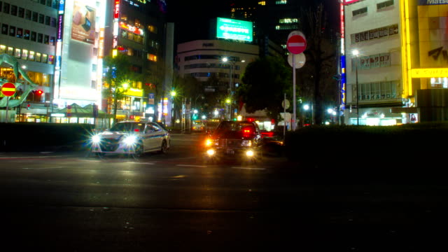 Nacht-Zeitraffer-4K-vor-Ikebukuro-Bahnhof-Ostseite-weit-gedreht-rechts-schwenken