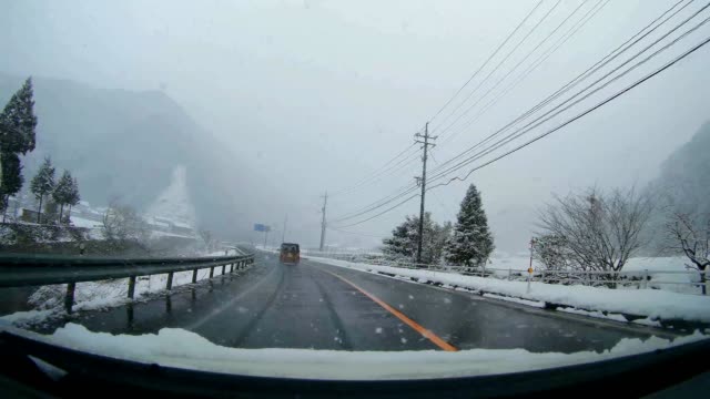 Coche-POV-conduciendo-en-nieve-en-invierno,-ruta-179,-Misasa,-Prefectura-de-Tottori,-Japón