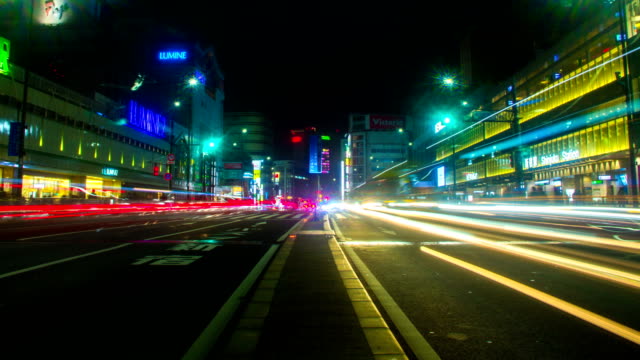 Lapso-de-noche-K-4-en-ángulo-bajo-de-lado-sur-de-Shinjuku-amplia-disparo-panorámica-izquierda