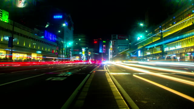 Lapso-de-noche-K-4-en-ángulo-bajo-de-lado-sur-de-Shinjuku-amplia-disparo-panorámica-derecha