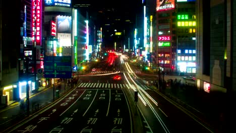 Zoom-de-lapso-en-lado-sur-de-Shinjuku-gran-tiro-de-noche-en
