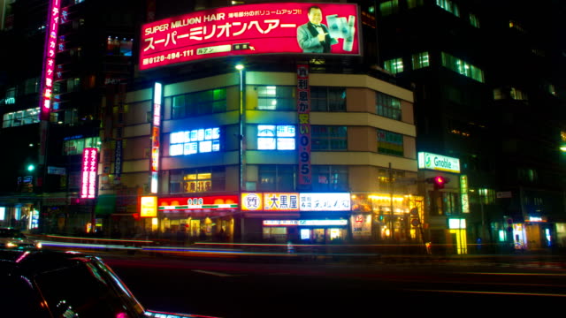 Lapso-de-la-noche-con-neones-japonesas-al-sur-de-Shinjuku-amplia-disparo-panorámica-izquierda