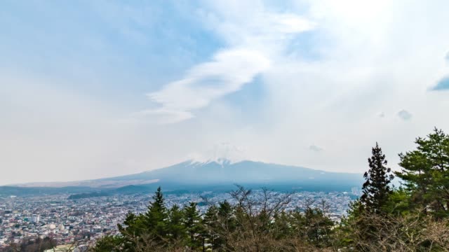 Blick-auf-den-Mount-Fuji-in-Fujiyoshida,-Japan-an-sonnigen-Tagen