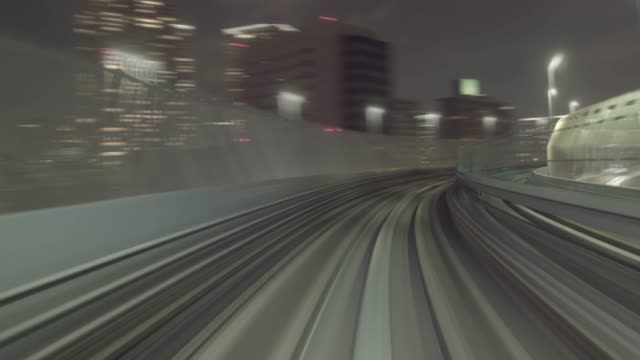 Zeitraffer---Tokyo-Nachtansicht-gesehen-aus-dem-Zug-(Shibaura-Futo,-Odaibakaihinkoen)