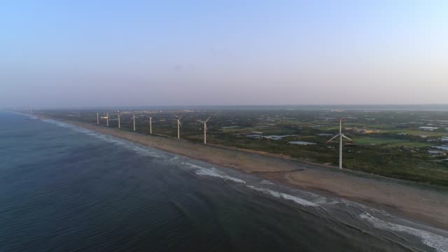 Antenne---Windkraftanlage,-die-entlang-der-Küste