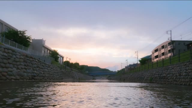 Colores-de-la-puesta-de-sol-y-un-río-en-el-pueblo-Japon