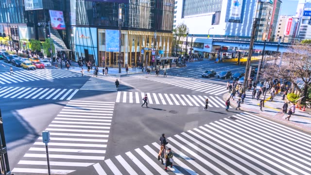 4K,-tiempo-lapso-tráfico-y-multitud-en-la-intersección-del-distrito-de-ginza-en-Tokyo-de-Japón