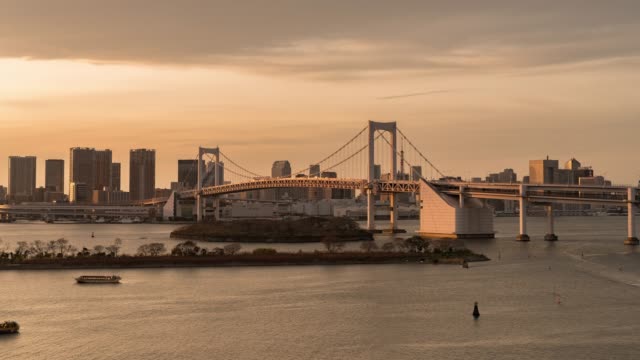 Tokyo,-Japan,-Timelapse----The-Rainbow-Bridge-of-Tokyo-from-Day-to-Night