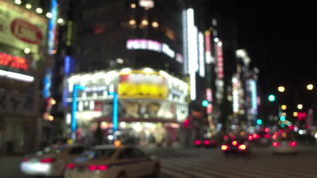 A-bordo---vista-de-Tokyo-Shinjuku-Kabuki-cho,-centro-de-la-ciudad-en-el-fin-de-semana-por-la-noche-SoftFocus
