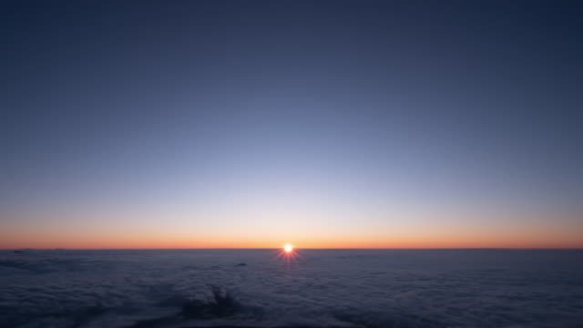 Zeitraffer---Sonnenaufgang-von-der-Spitze-eines-Berges-Fuji-gesehen
