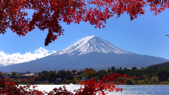 Mount-Fuji-im-Herbst-Farbe,-Japan