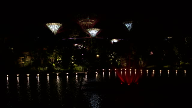 Brunnen-Fluss-mit-Blick-auf-die-futuristische-Gärten-in-Singapur