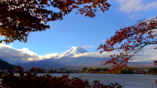 Mount-Fuji-im-Herbst-Farbe,-Japan