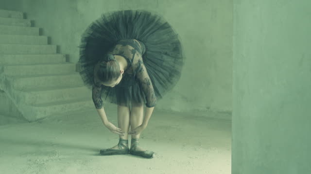 Städtische-Ballett-Tanz-Performance-von-jungen-Mädchen-in-schwarzen-Ballerina-Kostüm