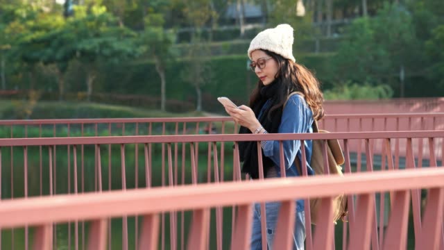 Asiatische-Mädchen-SMS-Nachricht-und-walking