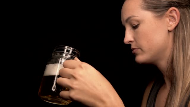 Profil-von-Frau-schnell-tuckern-ein-Bier