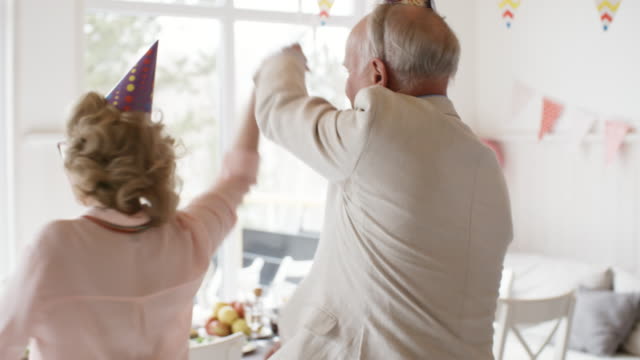 Fröhliche-Senioren-Paare-tanzen-auf-Party
