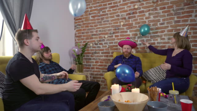 Freunde-Prellen-Ballons-während-der-Party-zu-Hause