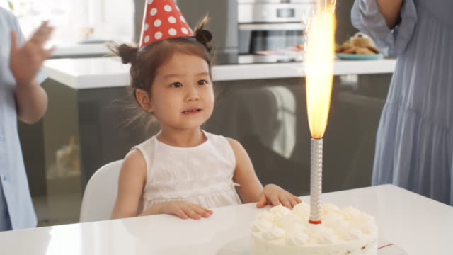 Niedlichen-Geburtstagskind-Blick-auf-Kerze