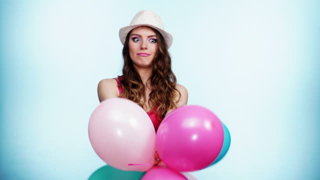 Frau-Sommer-fröhliche-Mädchen-mit-bunten-Luftballons-4K