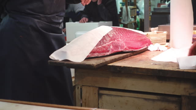 Envolver-la-carne-en-un-mercado-de-pescado-japonés