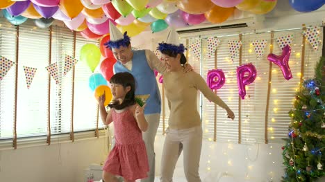 Glückliche-junge-asiatische-Familie-zusammen-tanzen-in-Party-Event-zu-Hause.-Glückliche-Familie-Silvester-zu-feiern.