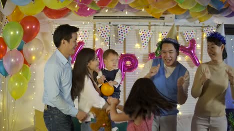 Gruppe-von-jungen-asiatischen-Familie-zusammen-im-Party-Event-zu-Hause-tanzen.-Glückliche-Familie-Silvester-zu-feiern.